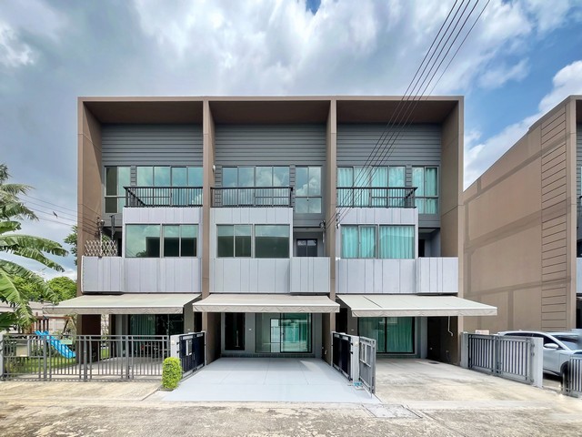 บ้านกลางเมือง ดิ เอร่า ปิ่นเกล้าจรัญฯ   ทาวน์โฮม 3 ชั้น บ้านใหม่ ไม่เคยเข้าอยู่ ติดถนนเลียบทางด่วน รีโนเวทปรับปรุงใหม่ 