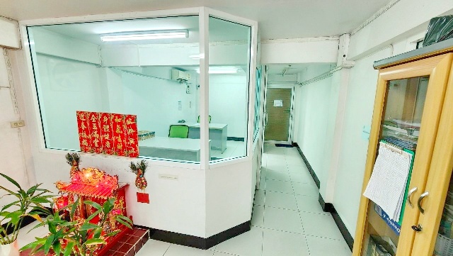 รร.เลิศหล้านานาชาติ 1.8 กม.รวมค่าไฟน้ำ แอร์ เครื่องใช้สำนักงาน  พื้นที่สำนักงานชั้น 1 อาคารพาณิชย์ 4 ชั้น หลังมุม 128 ตร.ม. 4น้ำ พร้อมเฟอร์ 