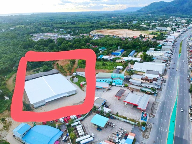พังงา ให้เช่าโกดัง 3,005 ตร.ม.ตะกั่วทุ่ง  ตลาดโคกกลอย 750 ม. คลังสินค้า ขนาดใหญ่ พร้อมที่จอดรถ  ใกล้ถนนหลัก ชุมชน ตลาดโคกกลอย 750 ม.