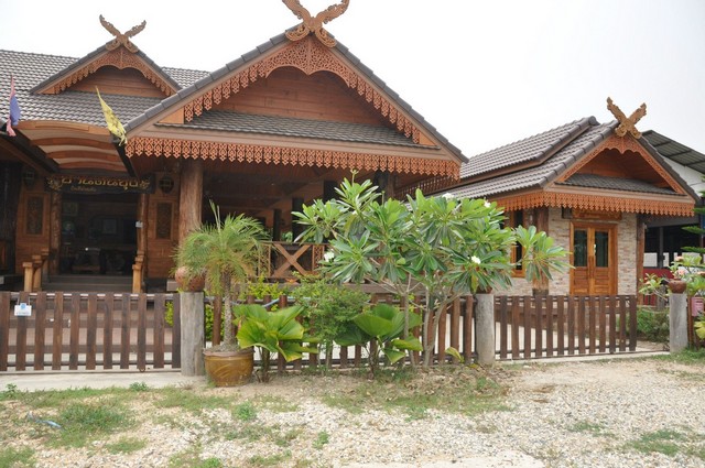 บ้านพร้อมร้านอาหารเรือนไม้สัก สไตล์ล้านนา ตำบลจอมหมอกแก้ว อำเภอแม่ลาว เชียงราย