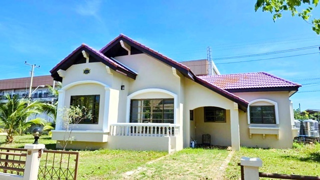 สระว่ายน้ำ พร้อมเฟอร์ฯ ถ.เพชรเกษม หาดชะอำ  ให้เช่าบ้านเดี่ยวชั้นเดียว 82ตร.วา. 282ตร.ม.  สยามเวเนเซีย 1.8 กม.  ติดทะเล  ร่มรื่น 3 นอน 2 น้ำ 