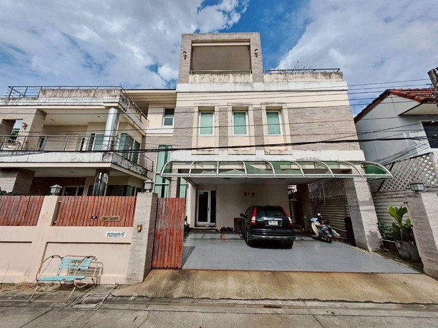 ขายด่วนบ้าน 3 ชั้น เรวดี 24 ติวานนท์ ตำบลตลาดขวัญ อำเภอเมือง จังหวัดนนทบุรี 