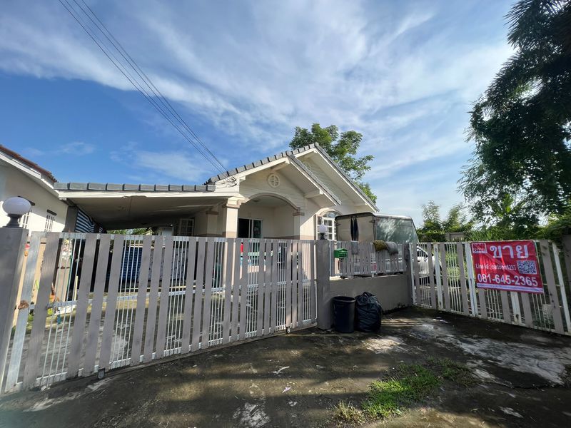 บ้านเดี่ยว 1 ชั้น  หมู่บ้านสวนแสนสุข เลขที่ 93/129 ซอย 29 ถนนรังสิต-นครนายก ตำบลบางปลากด อำเภอองค์รักษ์ จังหวัดนครนายก