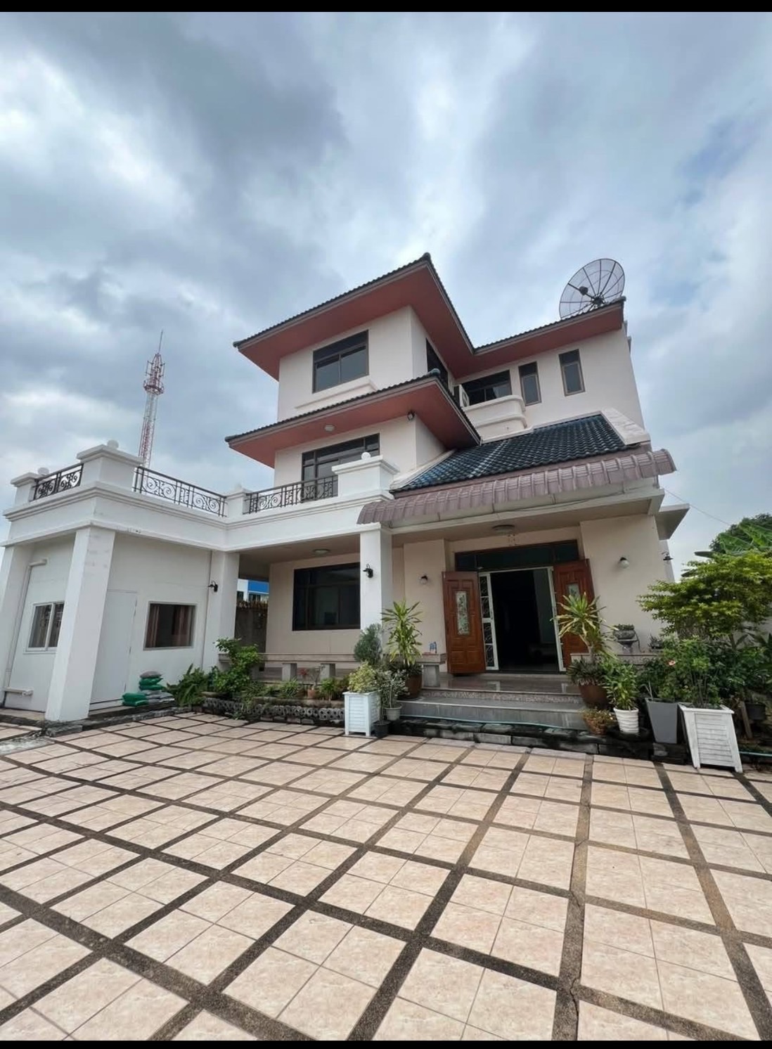 ให้เช่าบ้านเดี่ยว 3ชั้นเนื้อที่ 111 ตร.ว พื้นที่ใช้สอย 800ตร.ม 7ห้องนอน 6ห้องน้ำ ถนนลาดพร้าวใกล้ห้างบิ๊กซี วังทองหลาง ราคาเช่า 120,000 บ/ด
